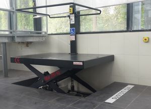 élévateur pour personne à mobilité réduite / à ciseaux / hydraulique / vertical