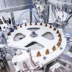 remplisseuse boucheuse monobloc / rotative / pondérale / pour produits pharmaceutiques