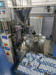 remplisseuse / scelleuse automatique / volumétrique / pour produits visqueux / pour tubes