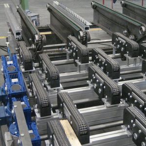 convoyeur à chaînes / de distribution / de manutention / de transport