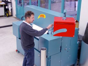 machine de découpe pour matières plastiques / à couteau / de câbles / de profilés