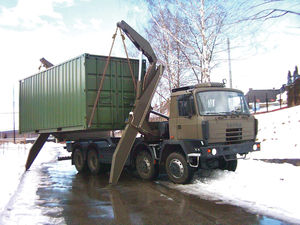 porte-conteneur autochargeur militaire