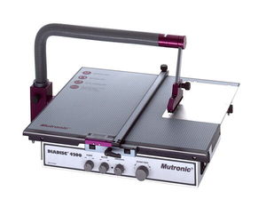 machine de découpe de matières plastiques / d'acier / de verre / à couteau