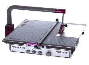 machine de découpe de matières plastiques / de verre / à couteau / de laboratoire