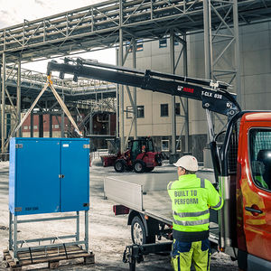 grue montée sur camion / à flèche / pour chantier de construction / pour façade d'immeuble