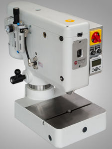 machine de rivetage manuelle / pneumatique / radiale / d'établi