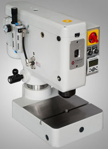 machine de rivetage manuelle / pneumatique / radiale / d'établi