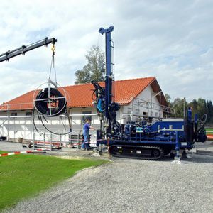 foreuse de puits géothermiques / sur chenilles / fond de trou / hydraulique