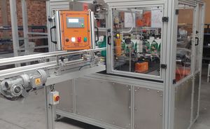 système d'étiquetage automatique / pour étiquettes auto-adhésives / pour bouteilles / pour applications sur le côté