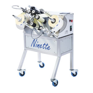 étiqueteuse semi-automatique / pour étiquettes auto-adhésives / pour applications sur le côté / pour bouteilles