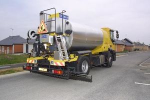 épandeuse de liant montée sur camion
