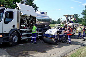 épandeuse de liant montée sur camion