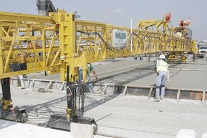 finisseur en béton / sur pneus / pour dalle béton