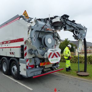 camion hydrocureur / aspirateur vidangeur / à eau / à 3 essieux