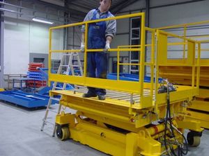 plateforme élévatrice à ciseaux mobile / hydraulique