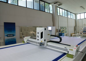 machine de découpe pour matières plastiques / pour fibre de verre / pour cuir / pour textiles