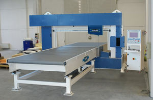 machine de découpe de matières plastiques / pour panneau en mousse plastique / à couteau à bande / compacte