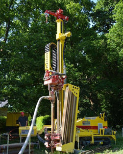 foreuse de puits géothermiques / géotechnique / sur chenilles / sur camion