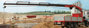 grue montée sur camion / à flèche articulée / pour chantier / hydraulique
