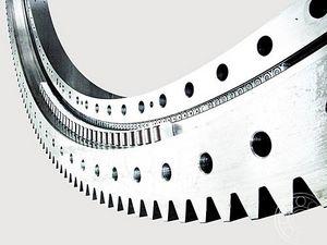 couronne d'orientation à denture extérieure / de rouleaux / à trois rangées