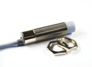 capteur de proximité inductif / cylindrique M18 / IP67 / analogique