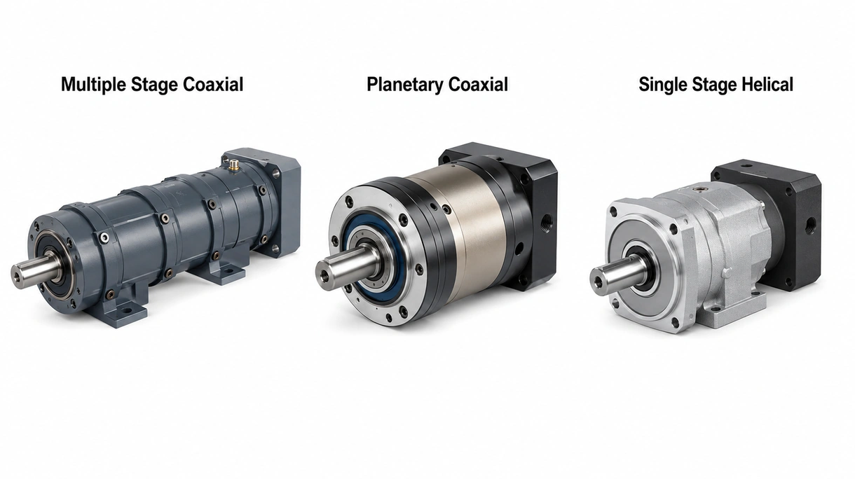 Gros plan sur les engrenages hélicoïdaux internes et les arbres en acier trempé à l'intérieur d'un carter de réducteur coaxial industriel usiné avec précision.
