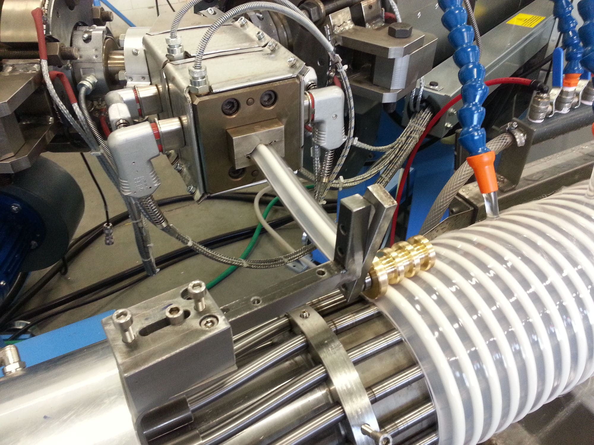 Ligne d'extrusion de tubes Teknomast Srl pour thermoplastiques / de