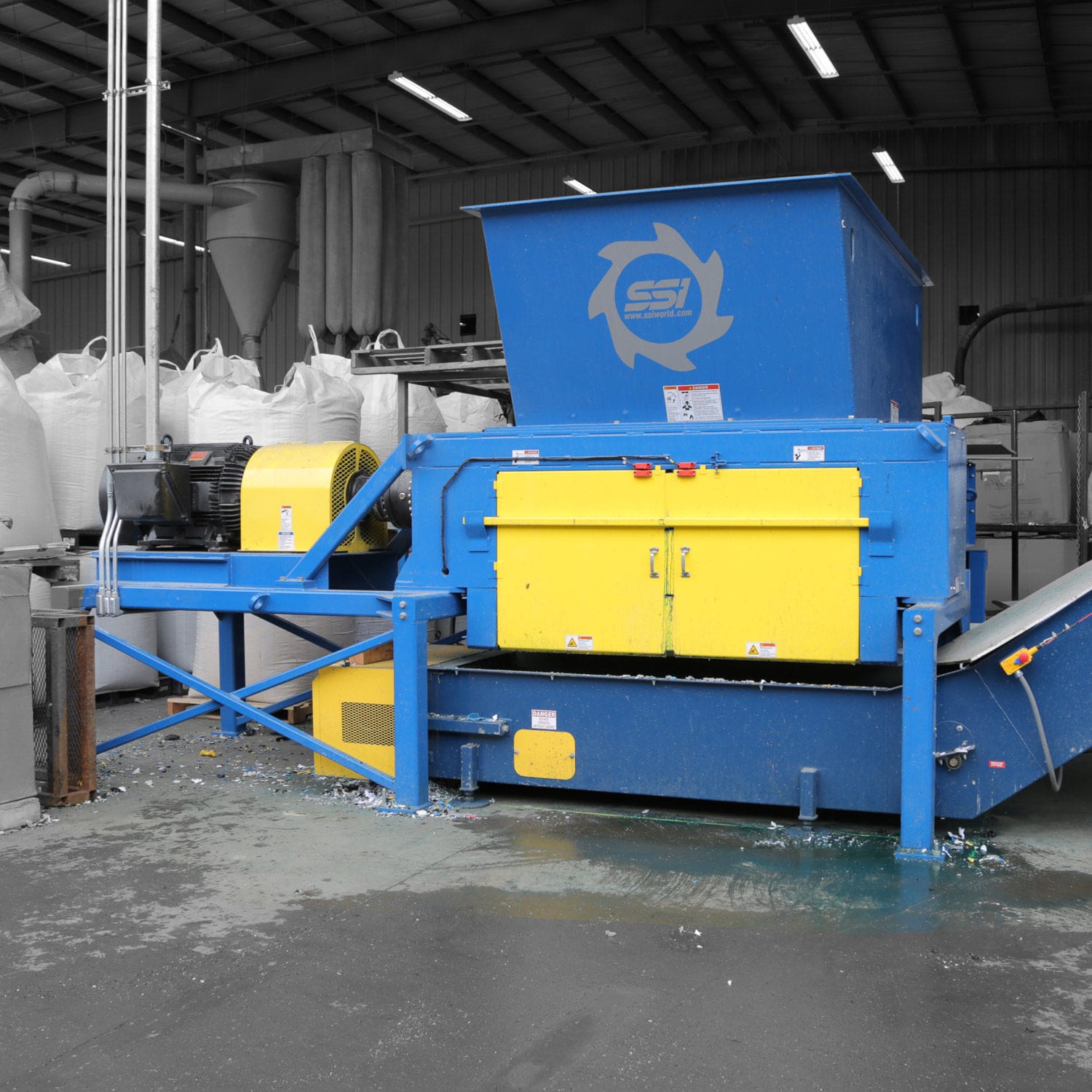 Déchiqueteur à 1 arbre UniShear® SR500 SSI Shredding Systems, Inc
