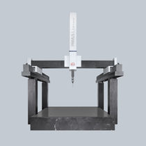 Machine de mesure tridimensionnelle à commande...