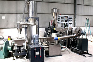 granulateur en tête à anneau d'eau / pour la fabrication de granulés en plastique