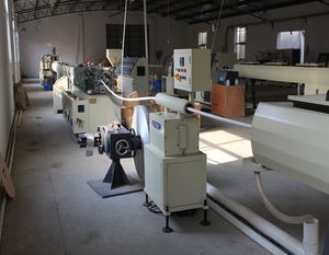 ligne d'extrusion pour tube en composite plastique-aluminium