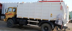 camion des collecte de déchets chargement par le haut
