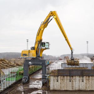 pelle de manutention sur chenilles