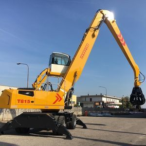 pelle de manutention sur pneus