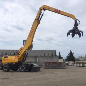 pelle de manutention sur pneus