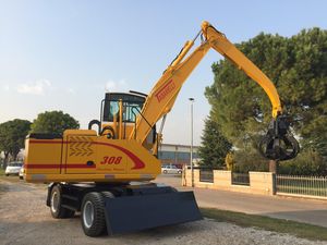 pelle de manutention sur pneus
