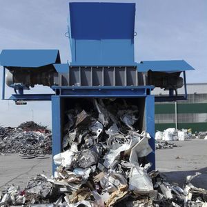 déchiqueteur métal / de déchets solides et en vrac / pour déchets électroniques / à 2 arbres