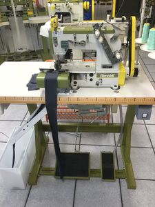 machine à coudre avec coupe-fil 1