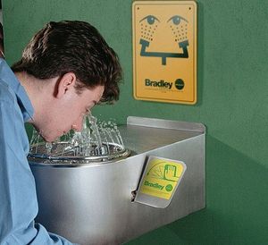 douche oculaire murale