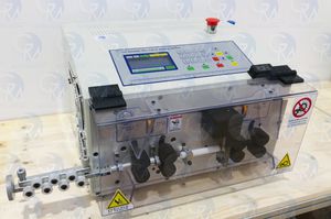 machine à couper et dénuder de câbles électriques