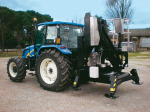 nacelle articulée montée sur tracteur
