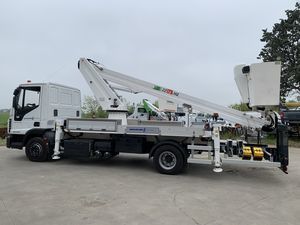 nacelle télescopique montée sur camion 1