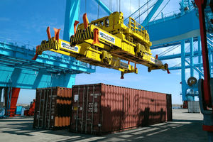 spreader pour container 1