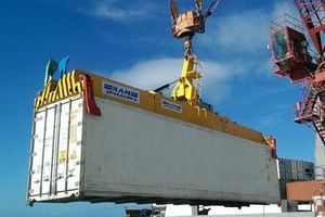 spreader pour container 1