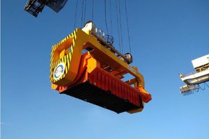 spreader pour container 1