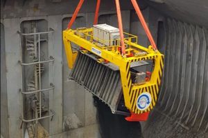 spreader pour container 1