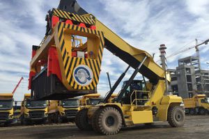 spreader pour container 1