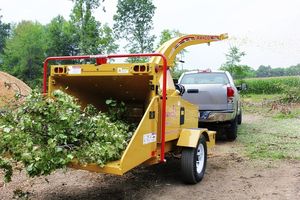 broyeur de branches sur remorque