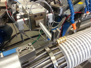 ligne d'extrusion de tubes / pour thermoplastiques / de tuyau spirales