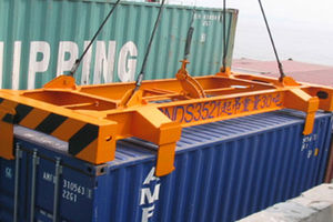 spreader pour container